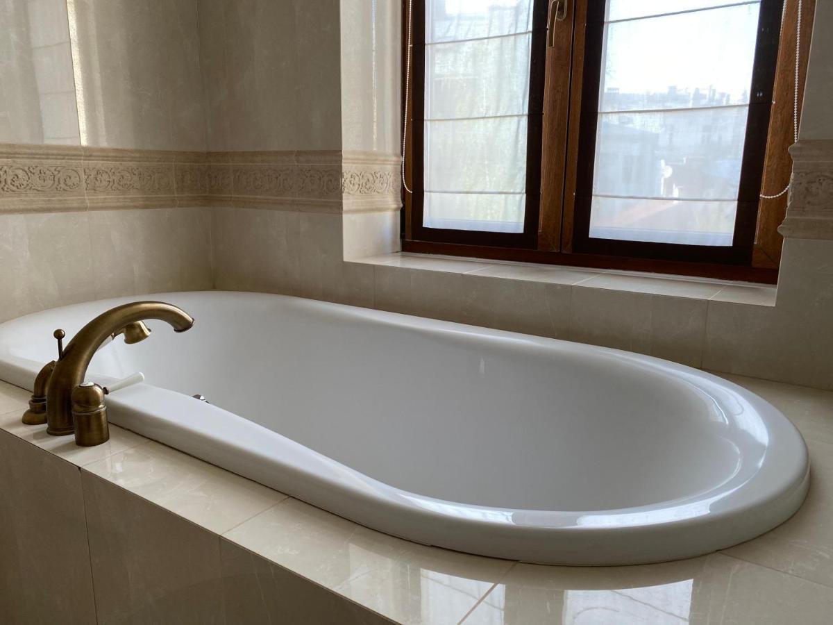Grand Apartment Lviv Exterior photo
